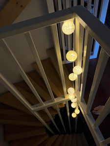 LED Lichterkette mit 10 Raphia Kugeln - schwarz / weiß / grau - Deko Beleuchtung mit Baumwollkugeln - Tischdeko Weihnachtsdeko Stimmungslicht Kunden-Foto 1