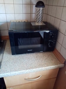 Forno a microonde Exquisit MW 900-030 nero | 700 W | Capacità 20 l | Piatto girevole Ø 25,5 cm Foto del cliente 1