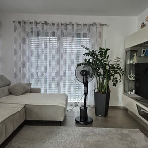 Ventilateur à refroidissement par eau, ventilateur sur pied silencieux d'une puissance de 75 watts, trois vitesses, humidification de l'air, télécommande, fonction rotation Photo du client 1