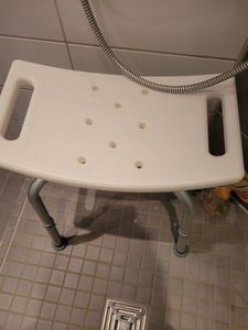 AREBOS sgabello da bagno per doccia regolabile in altezza in 6 posizioni, antiscivolo e portatile bianco Foto del cliente 1