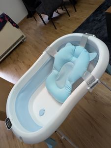 moovkee Babybadewanne mit Gestell 80cm Dunkel Rosa Faltbar mit Thermometer, Badekissen und Abflusssystem – Babywanne für Neugeborene mit Ständer Kunden-Foto 6
