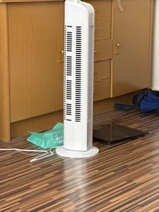 JUNG TV01 Turmventilator, 50W, Standventilator 76cm, sehr leise, Schwenkfunktion, 3 Geschwindigkeitsstufen, 75° Oszillation Kunden-Foto 1