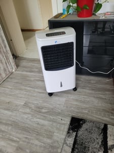 JUNG LIFEAIR Al mobiles Klimagerät mit Wasserkühlung, inkl. Fernbedienung + Timer, Mobile Klimaanlage leise, Kühlender Ventilator, ohne Abluftschlauch Kunden-Foto 1
