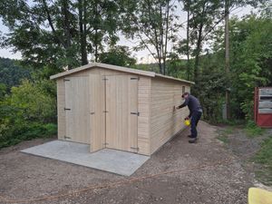 Garage en bois 18 m² - Débarras avec fenêtres - H222xL616xL324 cm - Construction en panneaux de bois naturel - Atelier de jardin - Remise pour voitures et outils -TIMBELA M102 Photo du client 1