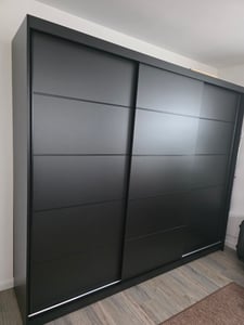Schwebetürenschrank Netro VI 250 cm mit Spiegel - Groß Kleiderschrank, Schiebetürenschrank mit Kleiderstange und Einlegeboden, Schlafzimmerschrank, Schiebetüren, 250x215x58 cm (Weiß) Kunden-Foto 1