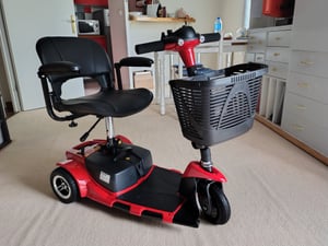SucceBuy 4-Rad-Elektromobil für Senioren, Mobilitätsroller mit 25 km Reichweite, Reiserollstuhl für verschiedene Untergründe mit rutschfesten Rädern, 9° Steigfähigkeit und 120 kg Belastbarkeit, Blau Kunden-Foto 1