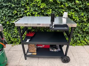 KOMFOTTEU Grillwagen klappbar, Grilltisch mit Edelstahl Arbeitsplatte, Outdoor Rollwagen mit 2 Rollen, Servierwagen Grill Trolley mit Verstellbarer Ablage, Handyhalterung & Handtuchhalter, Schwarz Kunden-Foto 1