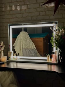 VANITII Hollywood Schminkspiegel 100cm x 80cm mit LED Beleuchtung 3 Lichtmodus Kristallen Bluetooth Kosmetikspiegel für Badzimmer Schminktisch Weiß Kunden-Foto 3