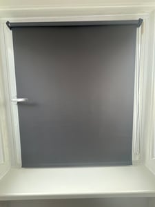 Verdunklungsrollo 100x130cm Schwarz Thermorollo Fensterrollo Klemmfix ohne Bohren Seitenzugrollo Sonnenschutz Wärmeschutz Blickdicht Rollo Kunden-Foto 5
