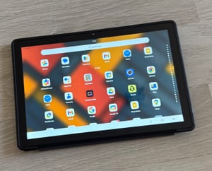 Tablette 2-en-1 sous Android 15, écran IPS 10 pouces, 30 Go de RAM, 128 Go de stockage, batterie de 6200 mAh, avec clavier, stylet, souris, étui et écouteurs Photo du client 1