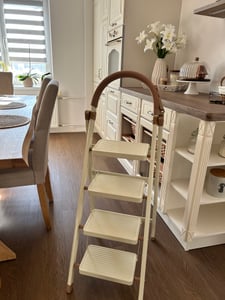 Escalera plegable de 4 peldaños en color beige, con soporte para herramientas, ligera, para uso doméstico, con una capacidad de carga de hasta 150 kg Foto del cliente 1