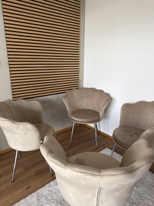 Samtstuhl SHELLY in Muschelform mit gepolsterter Sitzfläche und goldenen Metallbeinen, elegantes und raffiniertes Design –Petrol/Gold Kunden-Foto 1