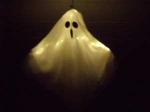 2er Set Halloween Deko Outdoor, 50cm Hängende Geister Windsack Mit Lichterketten, LED Scream Fliegende Geist Halloween Patio Rasen Garten Party Dekor Kunden-Foto 1