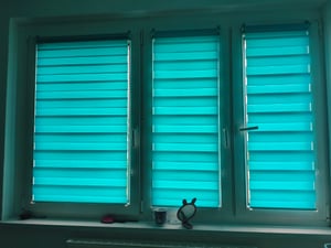 Sonello Doppelrollo Klemmfix ohne Bohren Duo Rollo Klemmrollo Sonnenschutzrollo Fensterrollo für Fenster & Türen Zebrarollo Seitenzugrollo 40cm x 130cm Türkis Kunden-Foto 3