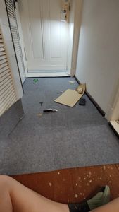 VEVOR Teppichfliesen zum Abziehen und Aufkleben, 61 x 61 cm, selbstklebende Teppichbodenfliesen, weich gepolsterte Teppichfliesen, DIY-Installation für Schlafzimmer, Wohnzimmer, (9 Stk., Hellgrau) Kunden-Foto 2