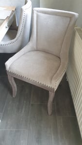 Esszimmerstuhl 2er-Set Küchenstuhl Chenillebezug, Holzfüße mit Verstellbaren Fußpads, Polsterstuhl mit geschwungener Rücklehne, Niete-Design Kunden-Foto 1