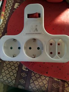 Maclean Steckdose Vierfach mit Ein/Aus-Schalter Stabilisierungsfuß Schuko-Typ 2x2,5A 2x16A MCE224 Kunden-Foto 3