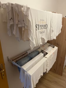 Nástěnný kůň na prádlo na balkon a terasu, prostorově úsporný sušák na prádlo - Foxydry Fold Down 80 cm bílý Fotografie od zákazníka č. 1