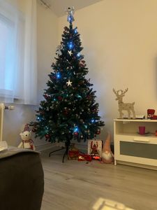 1.5m Weihnachtsbaum, Tannenbaum Künstlich mit 520 Zweige Verschlüsseltes Laub Stabiler Metallsockel Leicht Zu Montieren, für Innen- und Außenbereiche Kunden-Foto 7