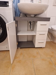 VASAGLE Waschbeckenunterschrank mit Füßen, 3 große Schubladen, 2 Fächer hinter der Tür, 30 x 70 x 64 cm, Weiß-Zementgrau Kunden-Foto 1