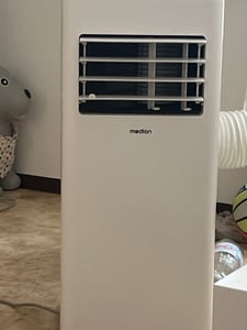 MEDION Mobile Klimaanlage mit Abluftschlauch E701 (7000 BTU, mobil, inkl. Fensterabdichtung, bis 25m², 3in1 Kühlen Entfeuchten Ventilieren, Schlafmodus, MD 37730) Kunden-Foto 2