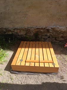 KOTARBAU® Sandkasten mit Abdeckung 120x120 cm Sandkiste aus Holz mit Deckel & Sitzbänken Gartenspielzeug für Kinder mit Sandkastenvlies Natürlich Kunden-Foto 8