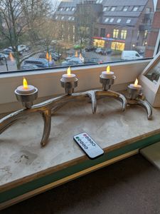 12er Teelichter Wiederaufladbar, mit Fernbedienung Ladestation, Aufladbare LED Teelichter Kerzen Flackernd, Timer, für Party Zimmer Weihnachten Deko Kunden-Foto 2