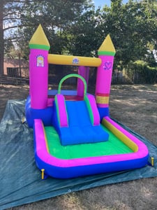 Castello gonfiabile COSTWAY con scivolo, area per saltare, piscina di palline, canestro, borsa per il trasporto e kit di riparazione, per uso interno ed esterno, 363x202x205cm Foto del cliente 1