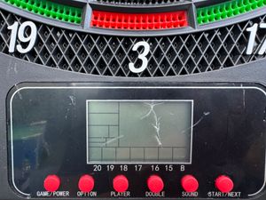 Outtec® Elektronische Dartscheibe, Dartautomat, Dartboard mit LED-Bildschirm - 31 Spiele 285 Variationen für 1-8 Spieler, inkl. 6 Darts und 12 Spitzen Kunden-Foto 1