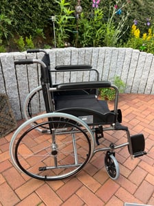 Clinicalfy Fauteuil roulant pliable Léger Àmanuelle Assise de 44 cm Fauteuil roulant Noir Valencia Photo du client 2