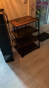 SucceBuy Supporto multimediale AV a 4 livelli con prese di corrente, supporto TV angolare con luci LED, ripiani in legno regolabili in altezza per lettori DVD, decoder via cavo, console di gioco, marrone Foto del cliente 1