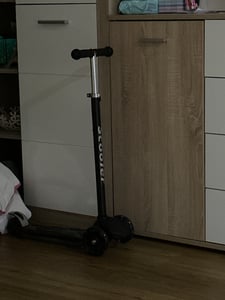 Jiubiaz Kinderroller Funscooter Tretroller Kickroller 3-Rad-Kinderroller LED-Räder bis 50 kg Höhenverstellbar Schwarz Kunden-Foto 5