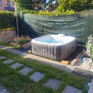 AREBOS Aufblasbarer Whirlpool "Barcelona", 185x185 cm, In- & Outdoor, mit Heizung, 910 Liter, Inkl. Abdeckung, Bubble Spa & Wellness Massage 6 Person Kunden-Foto 3