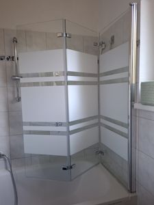 AICA 140x140cm Faltwand 3 teilig Badewanneaufsatz Duschwand Badwannenfaltwände 6mm Nano ESG Kunden-Foto 1