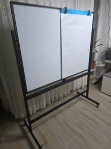 COSTWAY Oboustranná mobilní tabule s hliníkovým rámem, 120x90 cm, výškově nastavitelná a o 360° otočná magnetická tabule s kolečky a příslušenstvím Fotografie od zákazníka č. 2