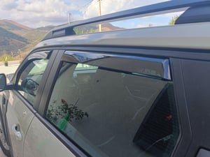 J&J AUTOMOTIVE | GP Windabweiser Für Dacia Duster 2 ab 2018 4tlg, GP Regenabweiser, Schwarz, Getönt, Aerodynamisch, Einfache Montage, Befeistigung mit Clips Kunden-Foto 4