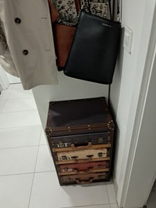 Komoda Kobolo Półka o wyglądzie walizki - Kolorowa - 5 przegródek - 42x30x94 cm - Półka stojąca Przechowywanie Wyposażenie Dekoracja Regał Półka Małe meble Szafka Zdjęcie produktu od klienta nr 2