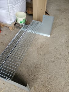 Scala a due gradini, modello 2, zincata, larghezza 70 cm, altezza 36 cm, senza corrimano Foto del cliente 4