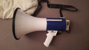 Nedis Megaphon - Reichweite offenes Feld bis zu: 250 m - max. Lautstärke-Regler: 115 dB - Eingebautes Mikrofon - Eingebaute Sirene - Aufnahemfunktionalität - Blau / Weiss Kunden-Foto 1
