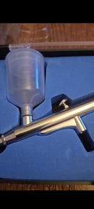 Wiltec Airbrush Pistole Typ 138 mit Single Action Funktion, Düse Ø 0,8 mm, 2 Farbbecher, Pipette und Schlauch für Modellbau, Nailart usw. Kunden-Foto 1