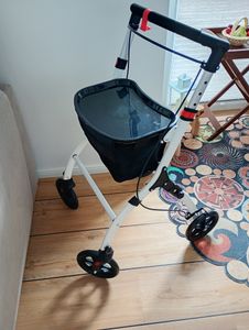 COSTWAY Rollator 5-Fach für Wohnung, Gehhilfe Indoor faltbar, leicht, höhenverstellbar, inkl. Tablett, Korb, 4 Rädern & Bremsen, Weiß, Schwarz Kunden-Foto 1