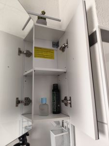 VASAGLE Hängeschrank Badezimmer mit Spiegel, 2 Türen, LED-Beleuchtung, Steckdose, Wandmontage, 13 x 56 x 58 cm, weiß Kunden-Foto 5