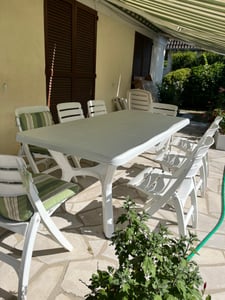 Table d'extérieur rectangulaire 200x95 cm en polypropylène avec pieds croisés, structure renforcée en métal et ouverture pour parasol - SAMUEL - Noir Photo du client 1