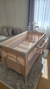 Detská postieľka Kinderkraft JOY 2 3 v 1 s príslušenstvom - Skladacia - Detská a cestovná postieľka - 2 úrovne - Obsahuje mobil, prebaľovaciu podložku a organizér - Béžová Fotografia od zákazníka č. 1