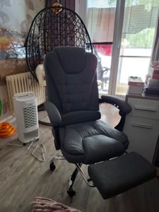di volio kancelářská židle Baldo, ergonomická, tmavě šedá, 150 kg, výškově nastavitelný sedák, podnožka, integrovaná opěrka hlavy, PVC, PP, ocel, PU, tkanina, DV-088OC Fotografie od zákazníka č. 2