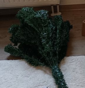 Sapin de Noël artificiel CASARIA® de 150 cm, guirlande lumineuse de 100 LED, sapin avec éclairage d'aspect naturel, système d'emboîtement, branches denses, stable, difficilement inflammable Photo du client 4