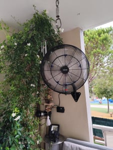 VEVOR 95 W priemyselný nástenný ventilátor 56 cm, 7 m/s, oscilujúci nástenný ventilátor s diaľkovým ovládaním, funkciou hmly a 18-hodinovým časovačom, priemyselný ventilátor IP44 odolný proti vode pre dielne, garáže a sklady, čierny Fotografia od zákazníka č. 2