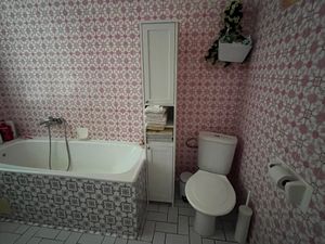 VASAGLE Badezimmerschrank mit Beleuchtung, Aufbewahrungsschrank mit verstellbaren Ablagen, offene Fächer, Wolkenweiß Kunden-Foto 3
