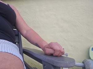 Leżak VEVOR, nośność 181 kg, leżak ogrodowy HDPE, leżak plażowy z 6-pozycyjnym regulowanym oparciem, podłokietnikiem, uchwytem na kubek, leżak balkonowy, leżak tarasowy na basen, taras, patio, trawnik, biały Zdjęcie produktu od klienta nr 2