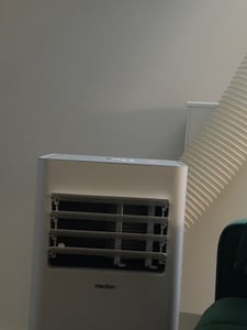 MEDION Mobile Klimaanlage mit Abluftschlauch E701 (7000 BTU, mobil, inkl. Fensterabdichtung, bis 25m², 3in1 Kühlen Entfeuchten Ventilieren, Schlafmodus, MD 37730) Kunden-Foto 3